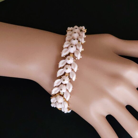 Vintage Crown Trifari Blush Pink Molded Glass Link Style Bracelet - Picture 6 of 10